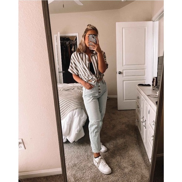 Women's High-Rise Vintage Straight Jeans -
Universal Thread™ Light Blue new - Picture 4 of 12